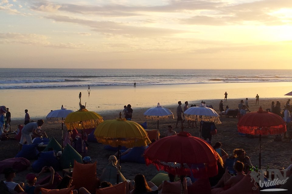 Strände Bali's: Der Seminyak Strand bietet mit seiner Breite viel Platz für Sonnenschirme und Sitzsäcke, die besonders einladend zum Sonnenuntergang sind