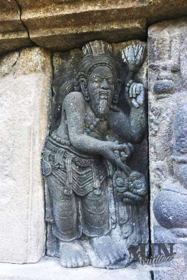 Viele Details an den Schreinen des Prambanan Tempels in Yogyakarta