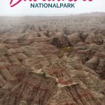 Braune Hügel des Badlands Nationalparks in den USA mit dem Text: Road Trip Stopp im Badlands Nationalpark